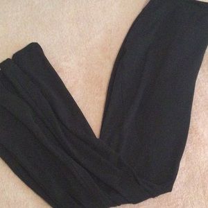 This is flare leggings.jet black, it gives your butt a good look😝